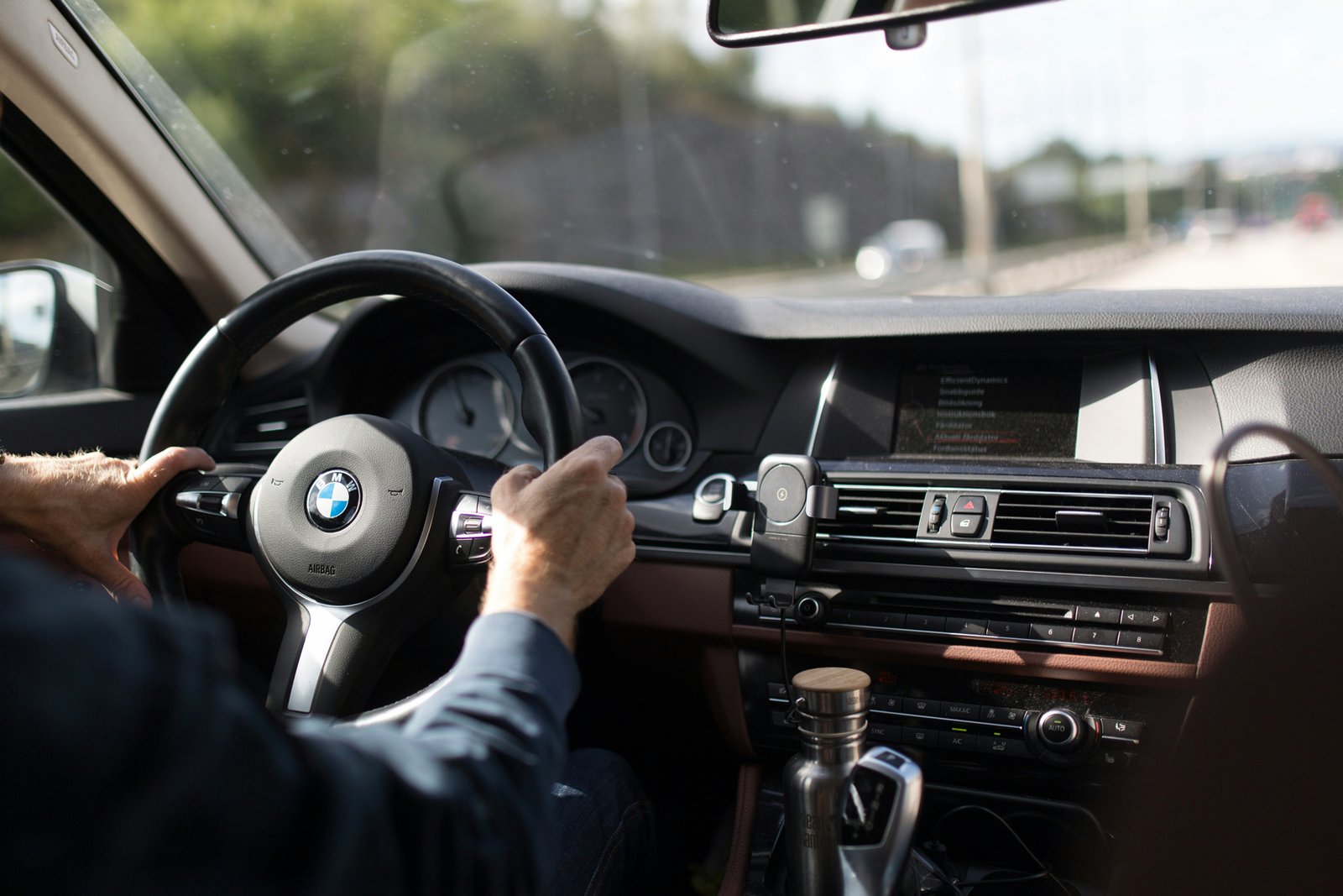 Auto beim Fahren auf der Straße