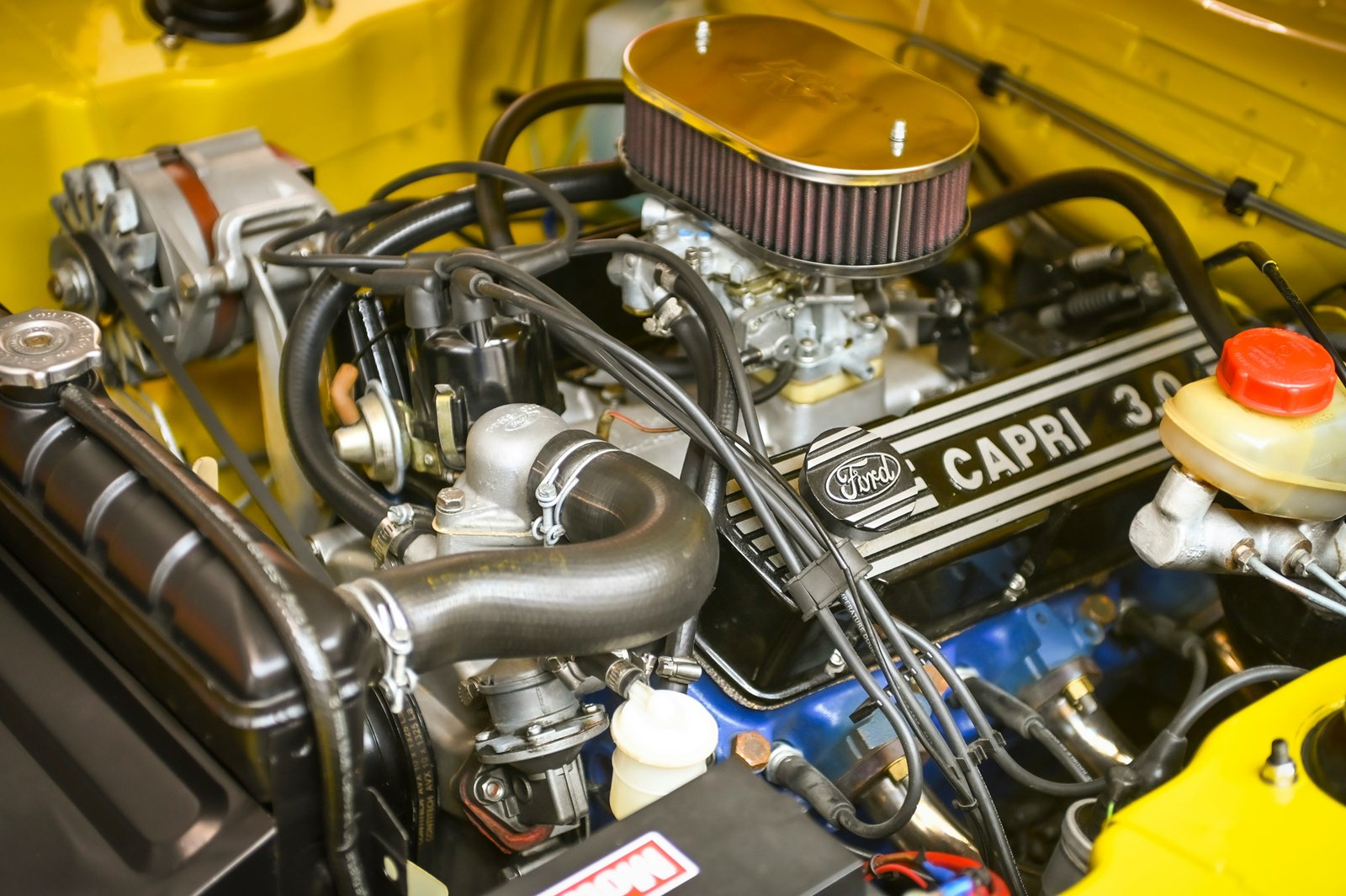 Bremsflüssigkeitsbehälter im Motorraum