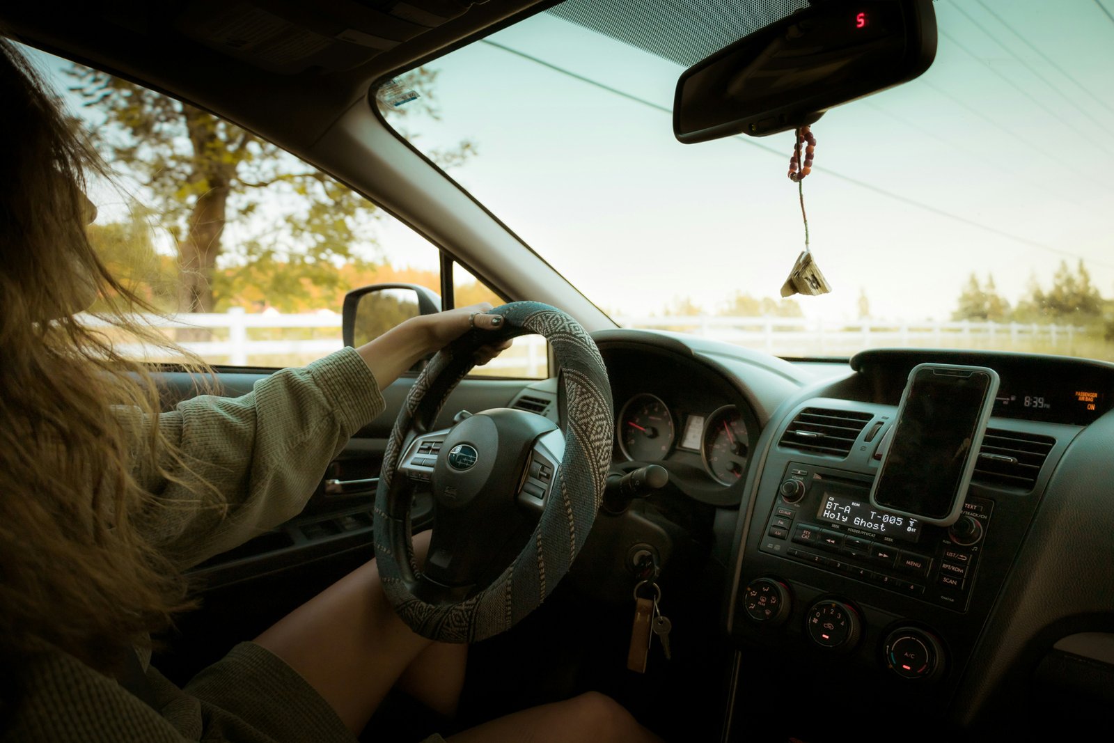 Innenraum eines Autos beim Fahren