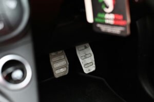 Autopedal im Innenraum
