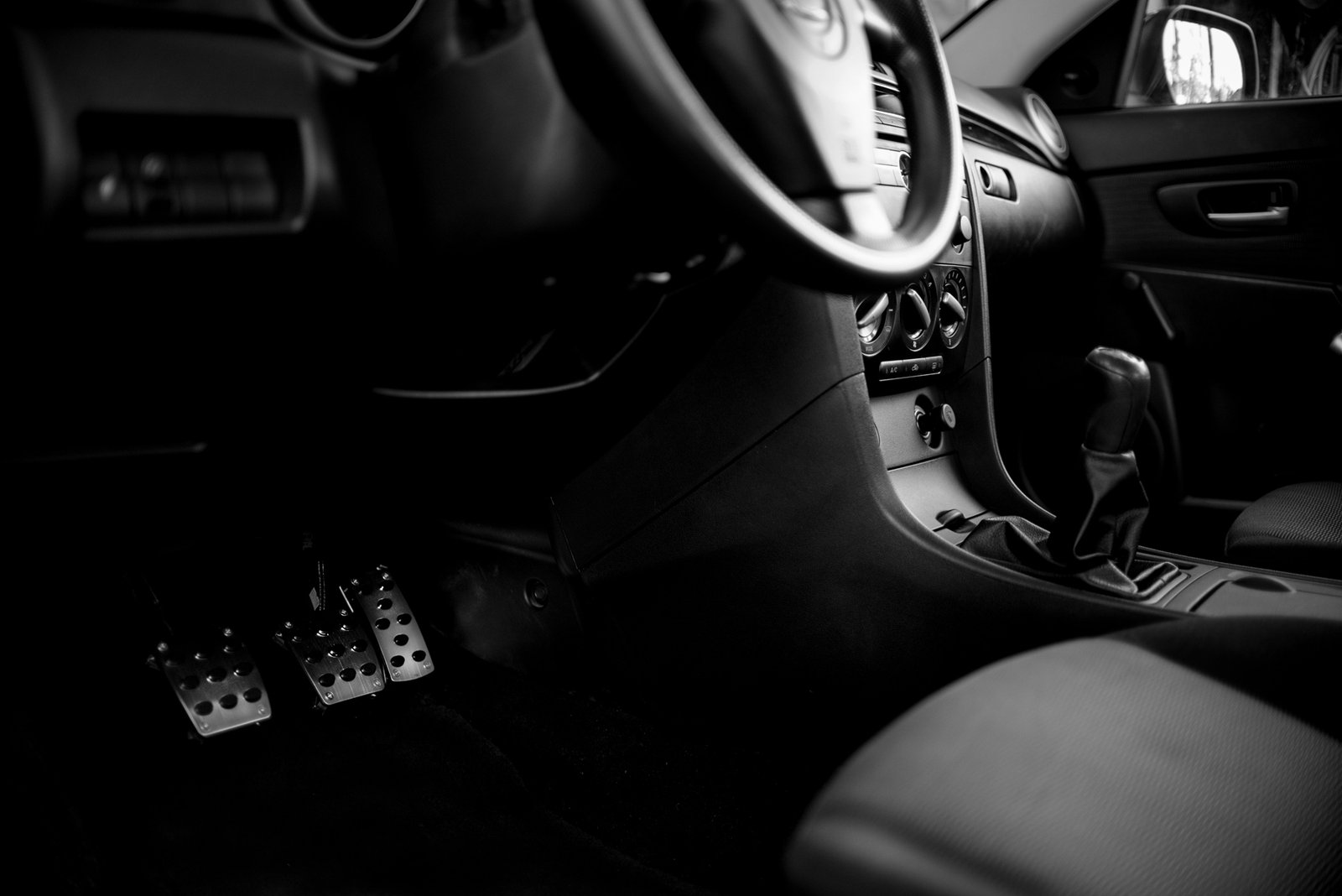 Pedale im Innenraum eines Autos